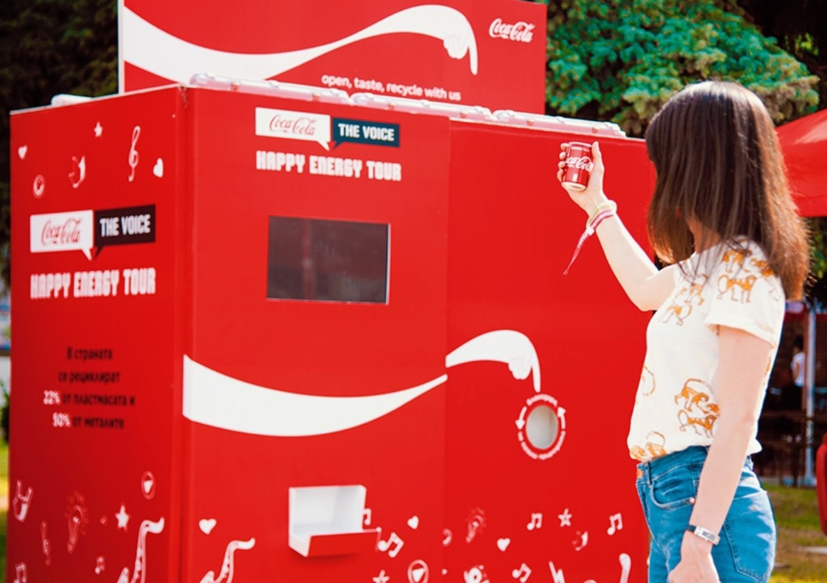 CocaCola-These-Outdoor-Ads-Point-You-to-Recycling-Bins-3.jpg