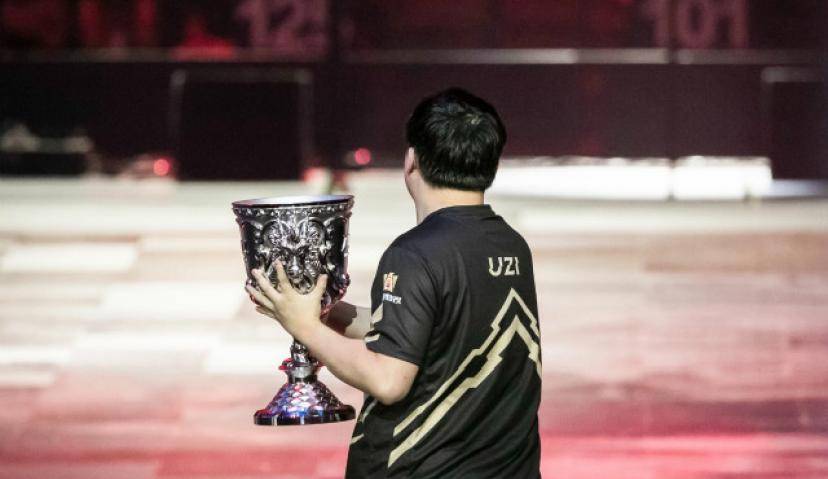 为什么品牌们愿意选择“退役的Uzi”？