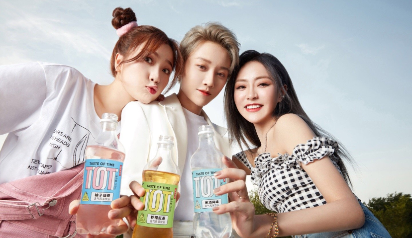 ​刘雨昕、谢可寅、虞书欣代言农夫山泉TOT气泡饮