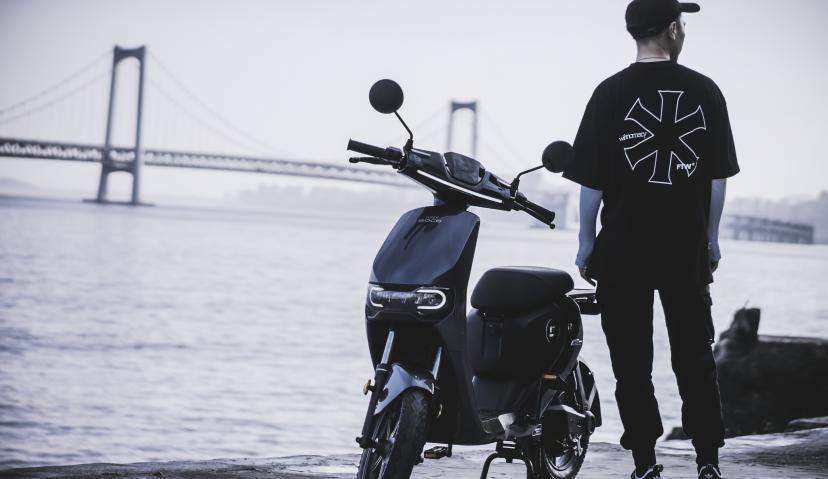 我被新潮电梯智慧屏上速珂电动车的广告洗！脑！了！