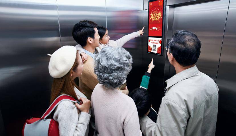 完美日记再度霸屏新潮电梯智慧屏，这一款新年礼盒美到扎心！