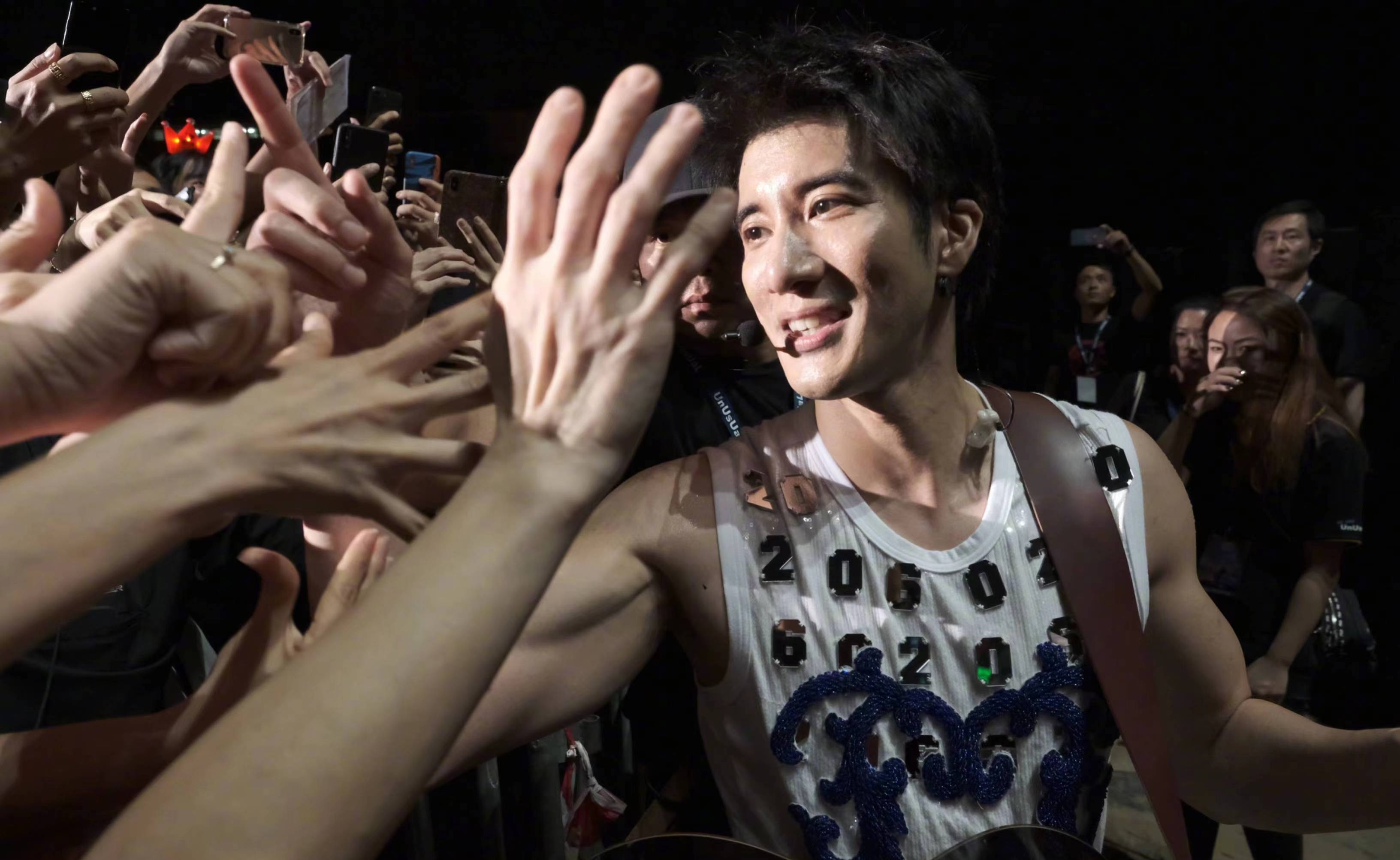 王力宏“优质偶像”人设翻车，品牌凌晨解约