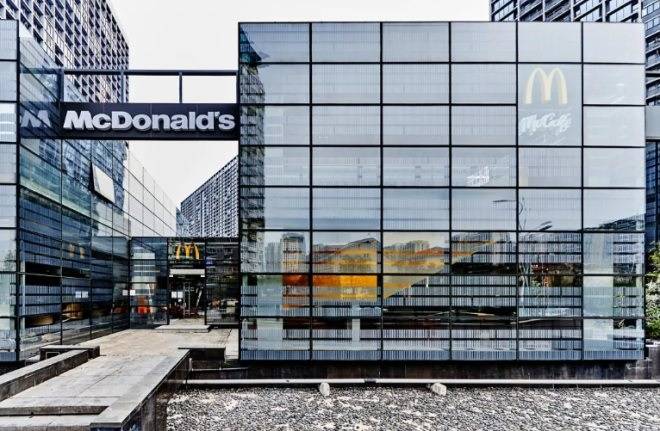 麦当劳在杭州造了一间“玻璃屋”，试图摆脱“油腻”形象
