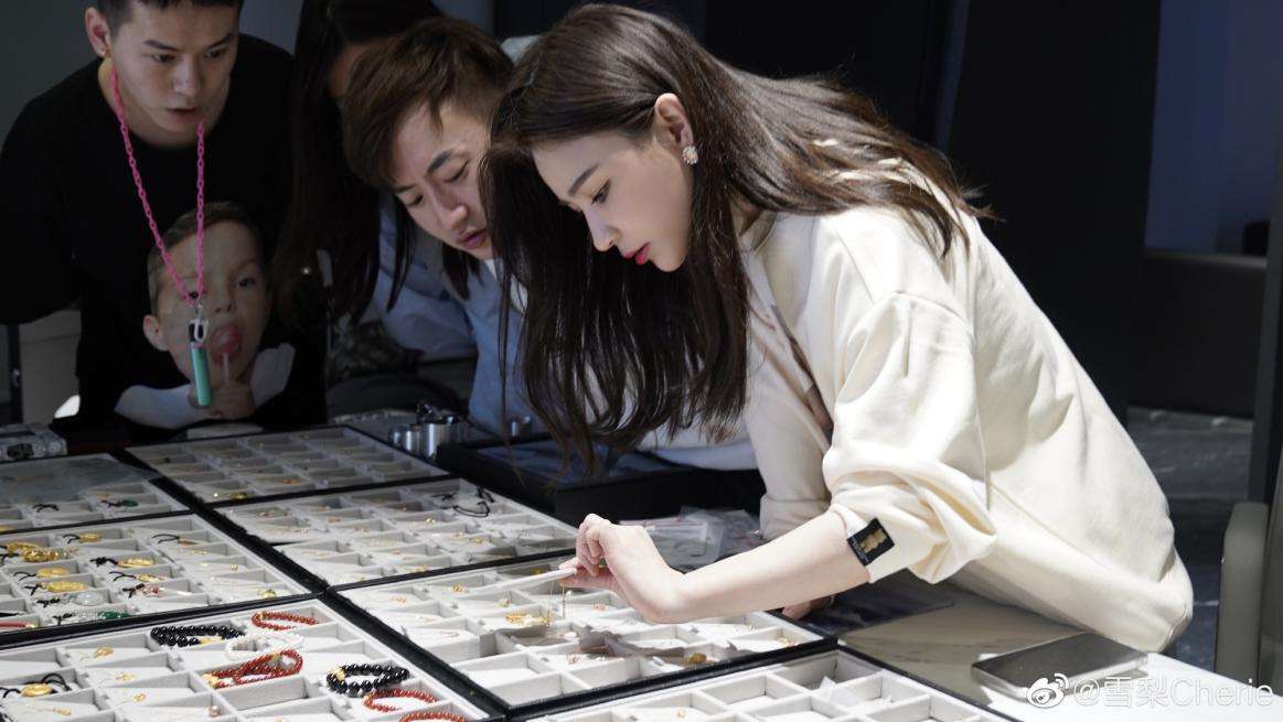 雪梨助理光光开新账号直播，偷税主播曲线复出有望？