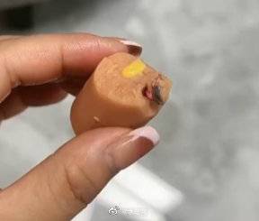 金锣玉米肠被曝吃出黑色硬物，此前还有人吃出半只苍蝇