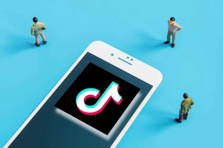 抖音与爱奇艺达成合作，网友：做电影解说要起飞了