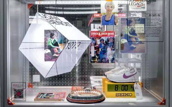 耐克在其零售店推出全新 AR 体验；宾利与麦卡伦联名发布创意酒樽；俄罗斯的星巴克改名Stars Coffee｜出海灵感库14期