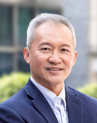 穿着西装笔挺的男子
描述已自动生成