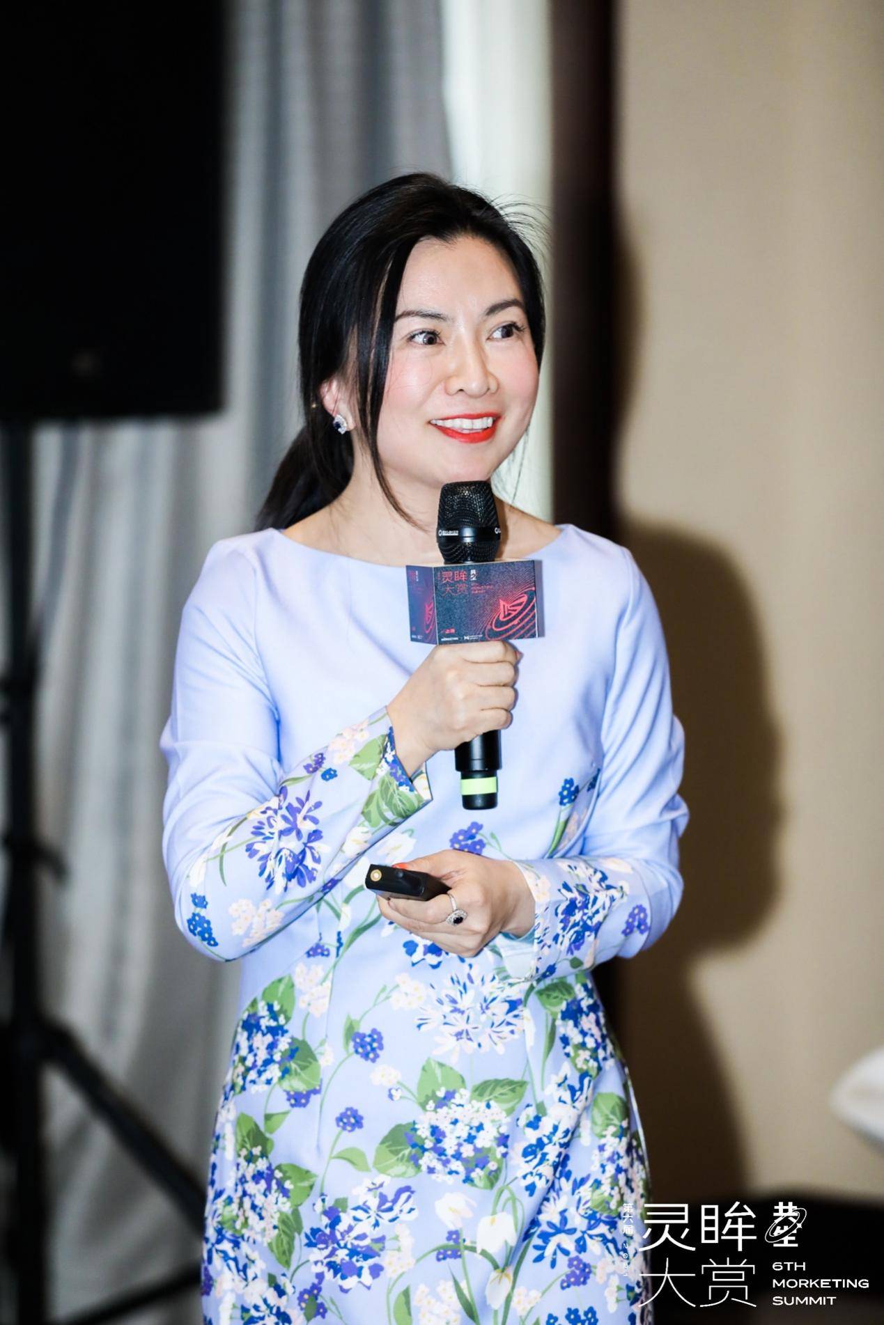 穿着蓝色裙子的人在摆拍
中度可信度描述已自动生成