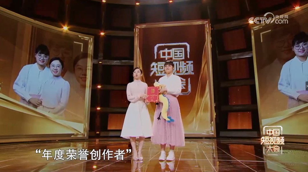 图片包含 室内, 桌子, 人, 女人

描述已自动生成