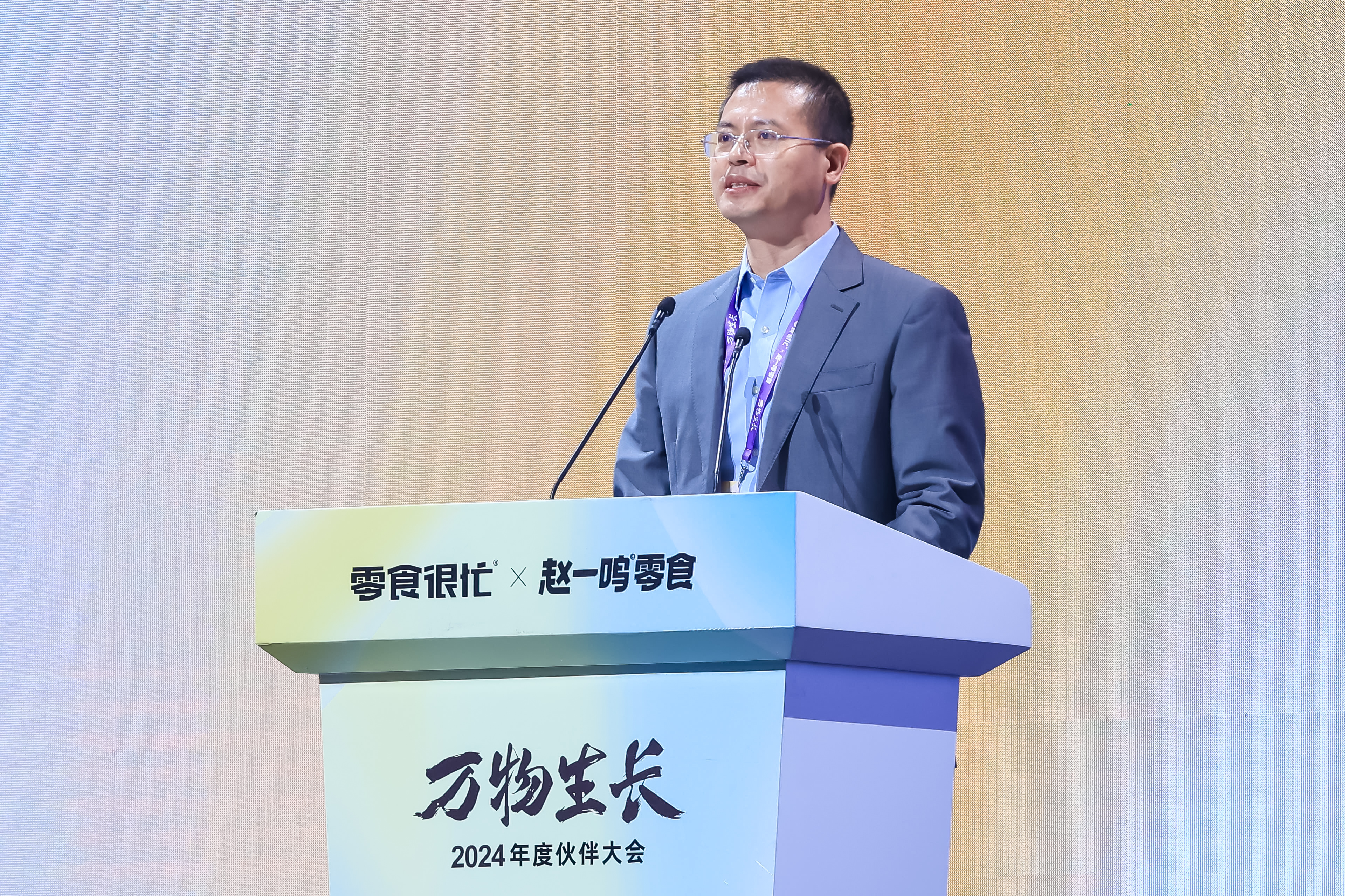 穿着西装笔挺的男子与配字
描述已自动生成