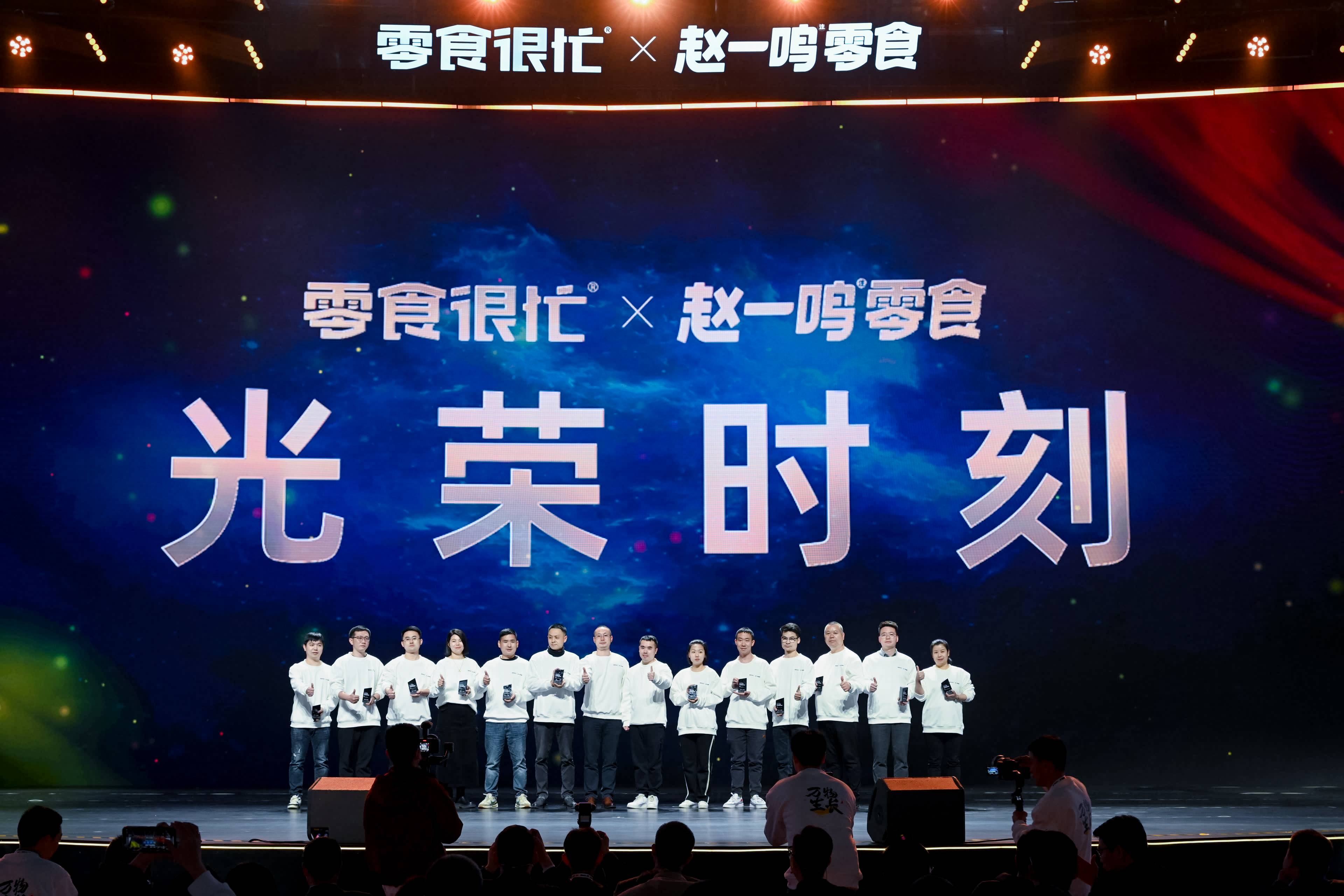 夜晚街道上店铺的标志蓝色背景白色的字
中度可信度描述已自动生成
