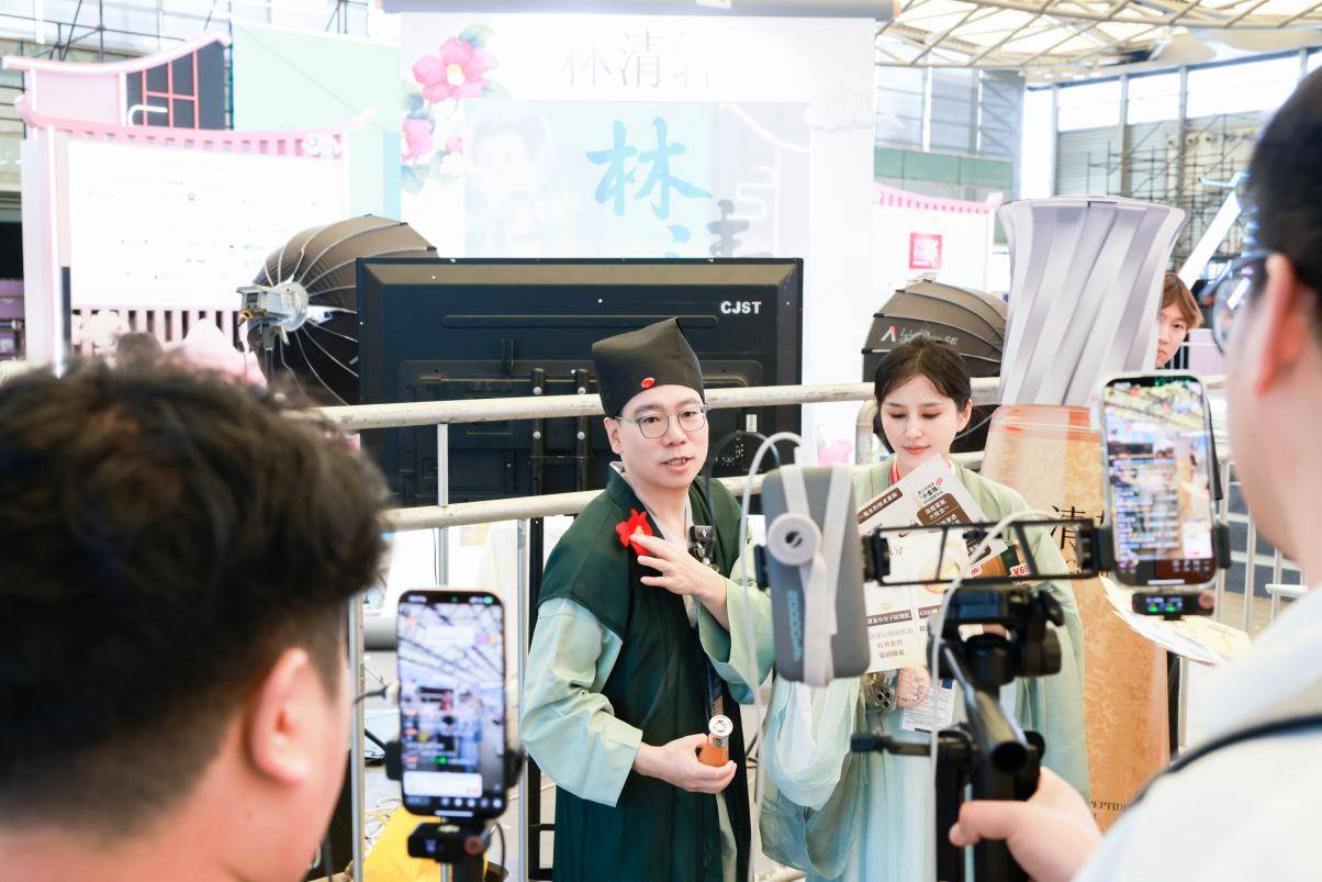 C:/Users/LQX/Desktop/20250801公关活动，ChinaJoy，【定稿】林清轩受邀亮相2025ChinaJoy，新品“小金珠”成展会人气王/图片/3.jpg3