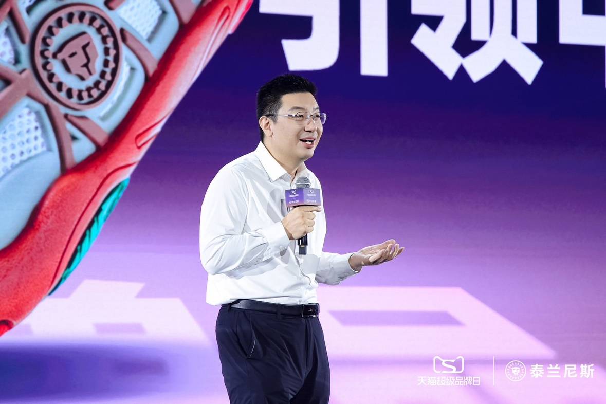 男人手里拿着球拍

中度可信度描述已自动生成