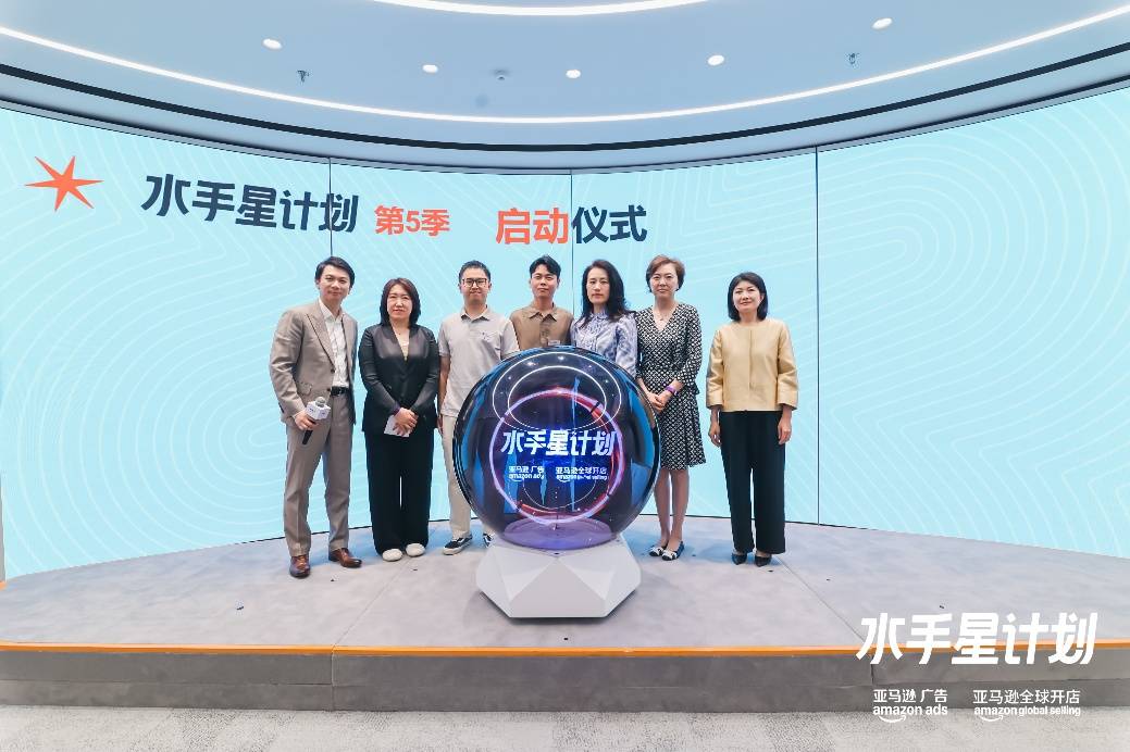 一群人站在台上

AI 生成的内容可能不正确。