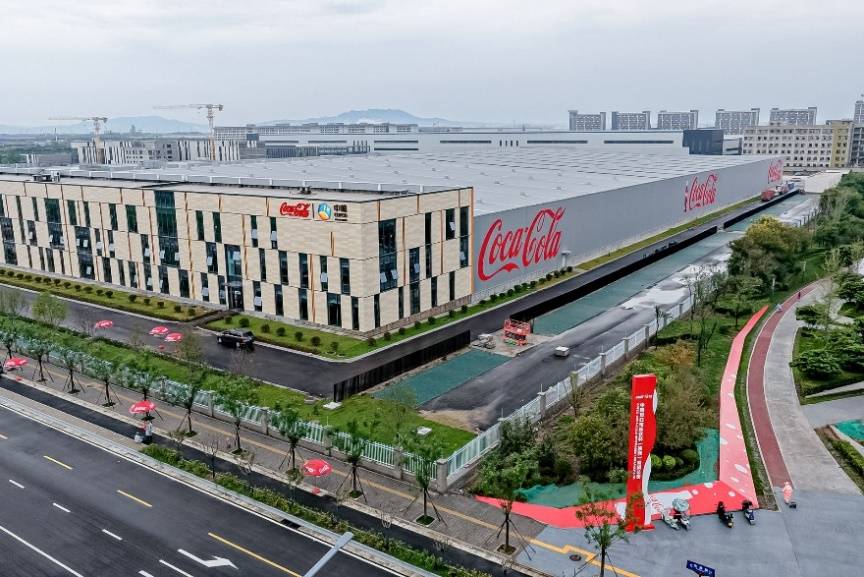 公路旁的轨道上行驶

AI 生成的内容可能不正确。
