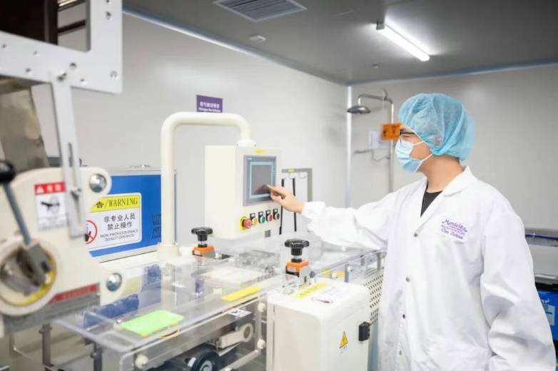 男人站在厨房里工作

AI 生成的内容可能不正确。