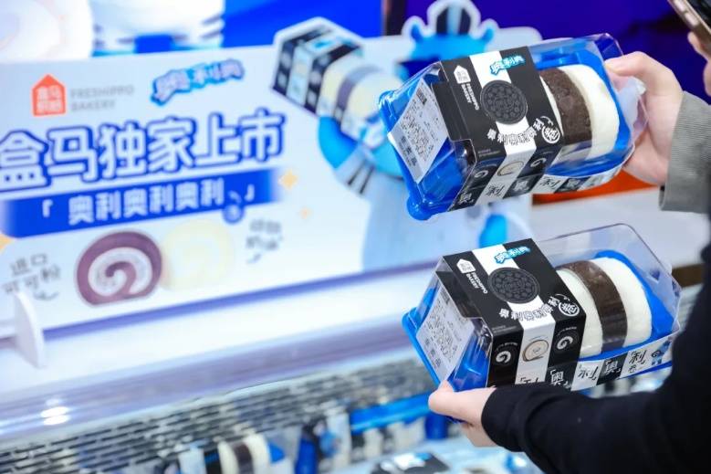 手里拿着照相机

低可信度描述已自动生成