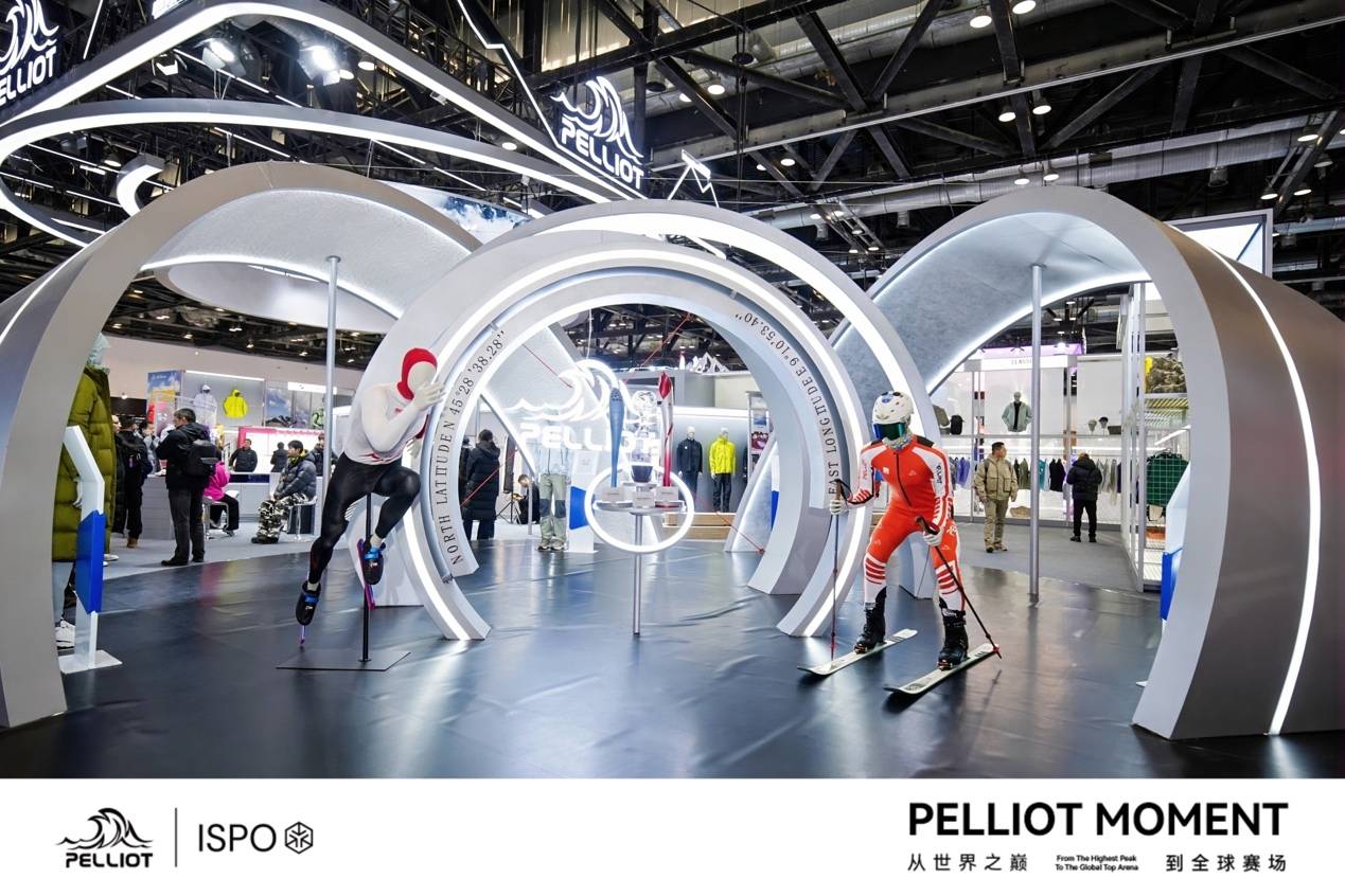 图片包含 室内, 人们, 大, 建筑
描述已自动生成