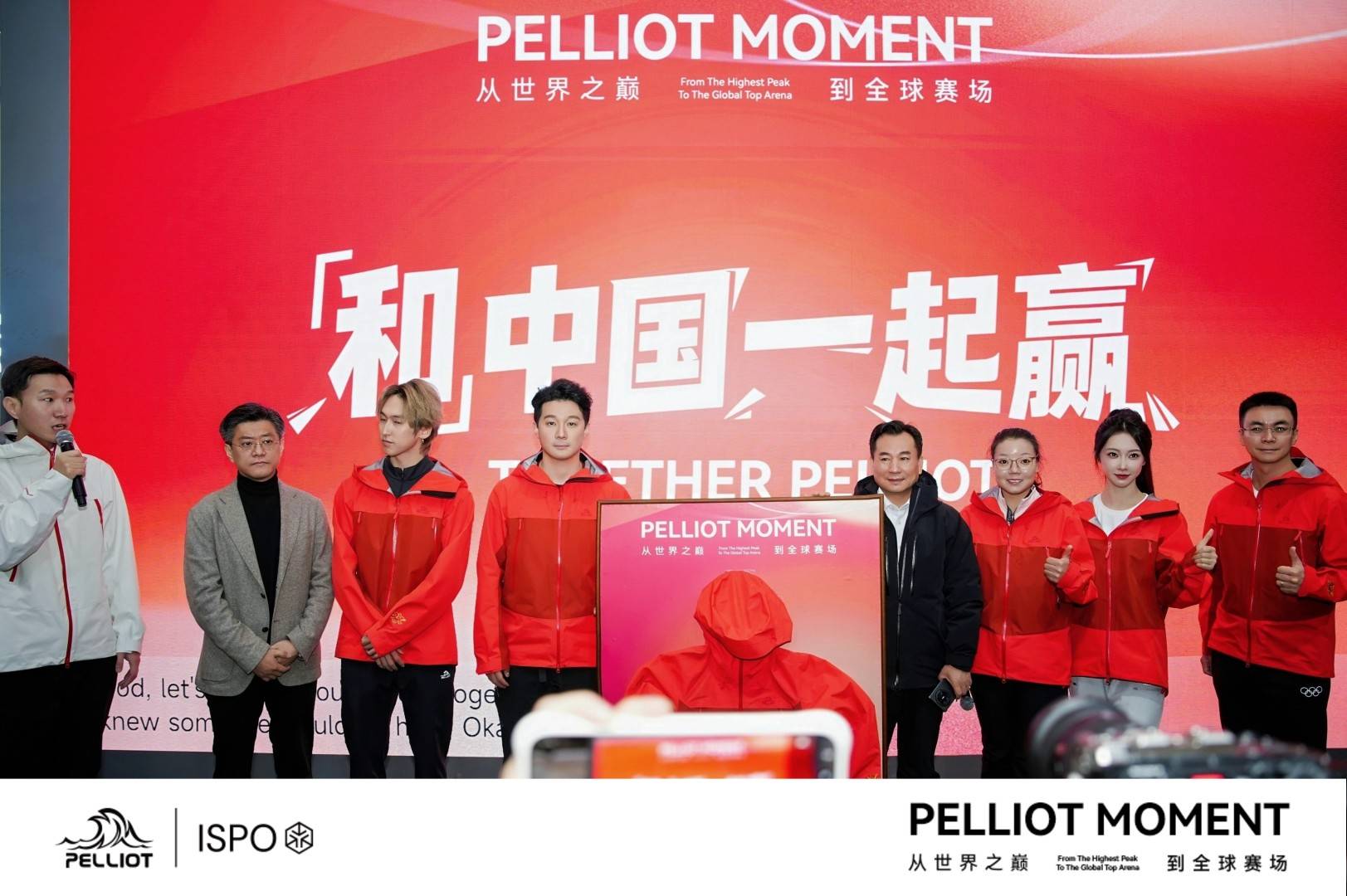 一群人站在人的照片上写着字
描述已自动生成