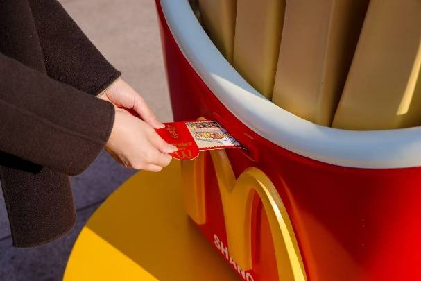 图片包含 桌子, 杯子, 小, 狗
AI 生成的内容可能不正确。