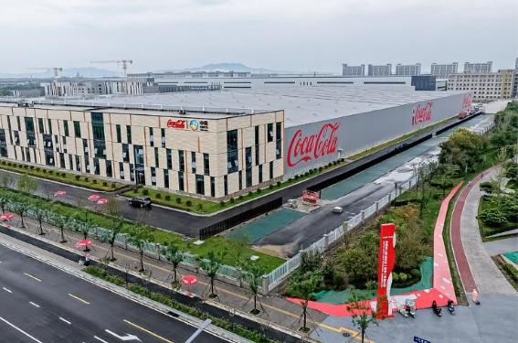 公路旁的轨道上行驶

AI 生成的内容可能不正确。