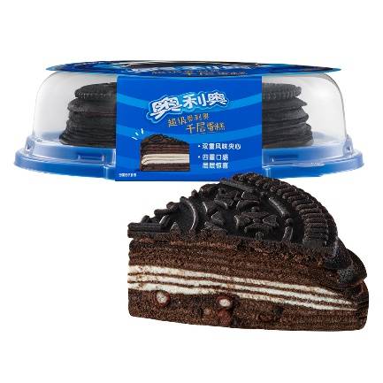 A chocolate cake with cookies in a plastic container

AI-generated content may be incorrect.